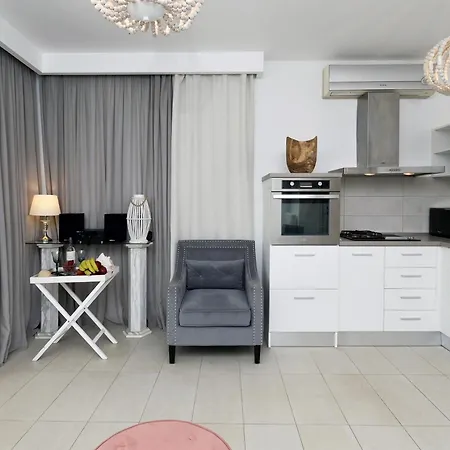 Aeolos Stone House *