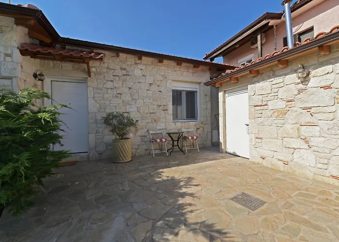 Aeolos Stone House *